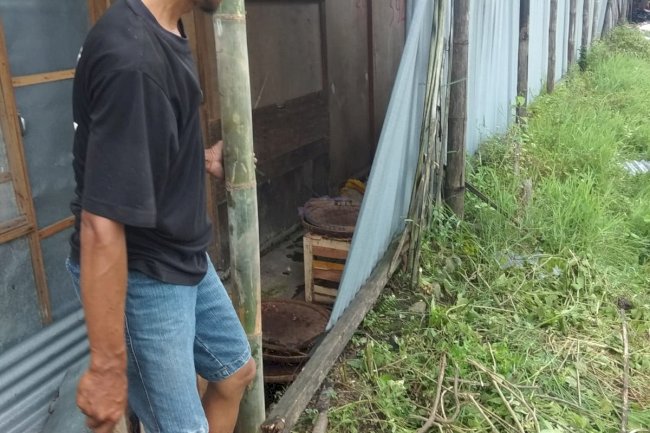 Perbaikan pemasangan seng di Pasar Darurat Klaten