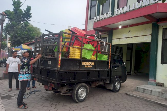 Menyerahkan Tempat Sampah ke Pasar-Pasar di Kabupaten Klaten