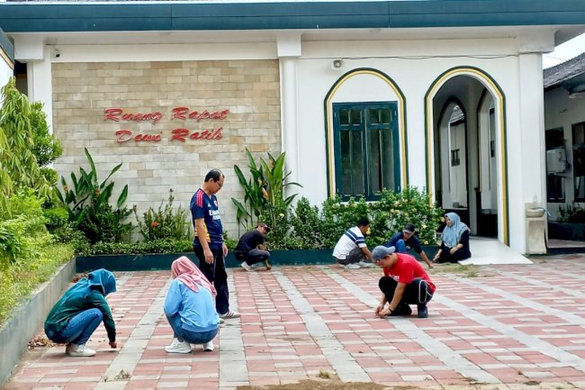DKUKMP Kabupaten Klaten Menggelar Kerja Bakti di Lingkungan Kantor