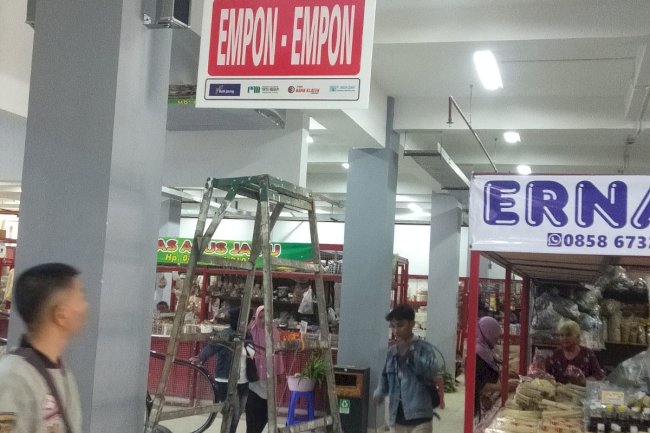 Pemasangan Rambu-Rambu Penunjuk Arah dan Klaster Dagangan di Pasar Gedhe Klaten