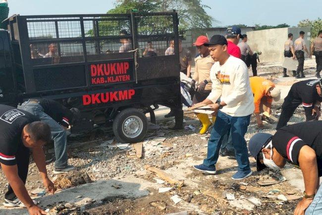 Gotong Royong Membersihkan Pasar Darurat
