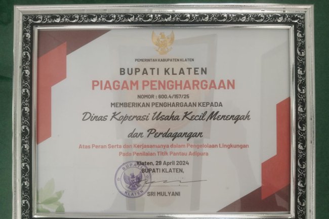 Dinas Koperasi Usaha Kecil Menengah dan Perdagangan Kabupaten Klaten (DKUKMP) menerima penghargaan dari Bupati Klaten