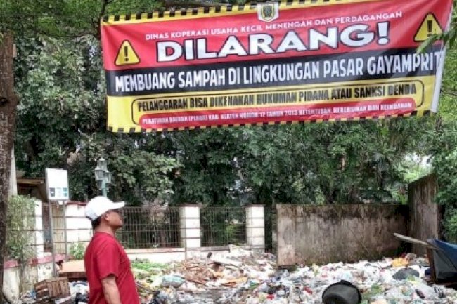 Penumpukan sampah di TPS Pasar Gayamprit
