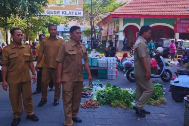 Penertiban dan pembinaan kepada para pedagang oprokan