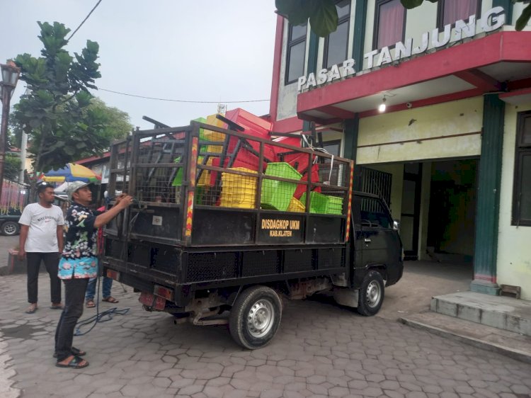 Menyerahkan Tempat Sampah ke Pasar-Pasar di Kabupaten Klaten