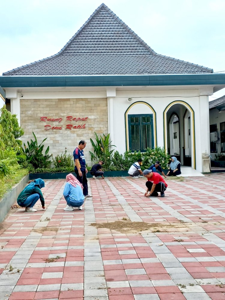DKUKMP Kabupaten Klaten Menggelar Kerja Bakti di Lingkungan Kantor
