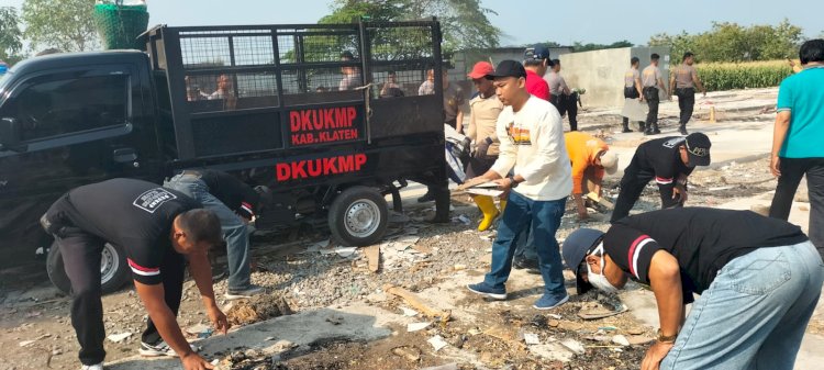 Gotong Royong Membersihkan Pasar Darurat