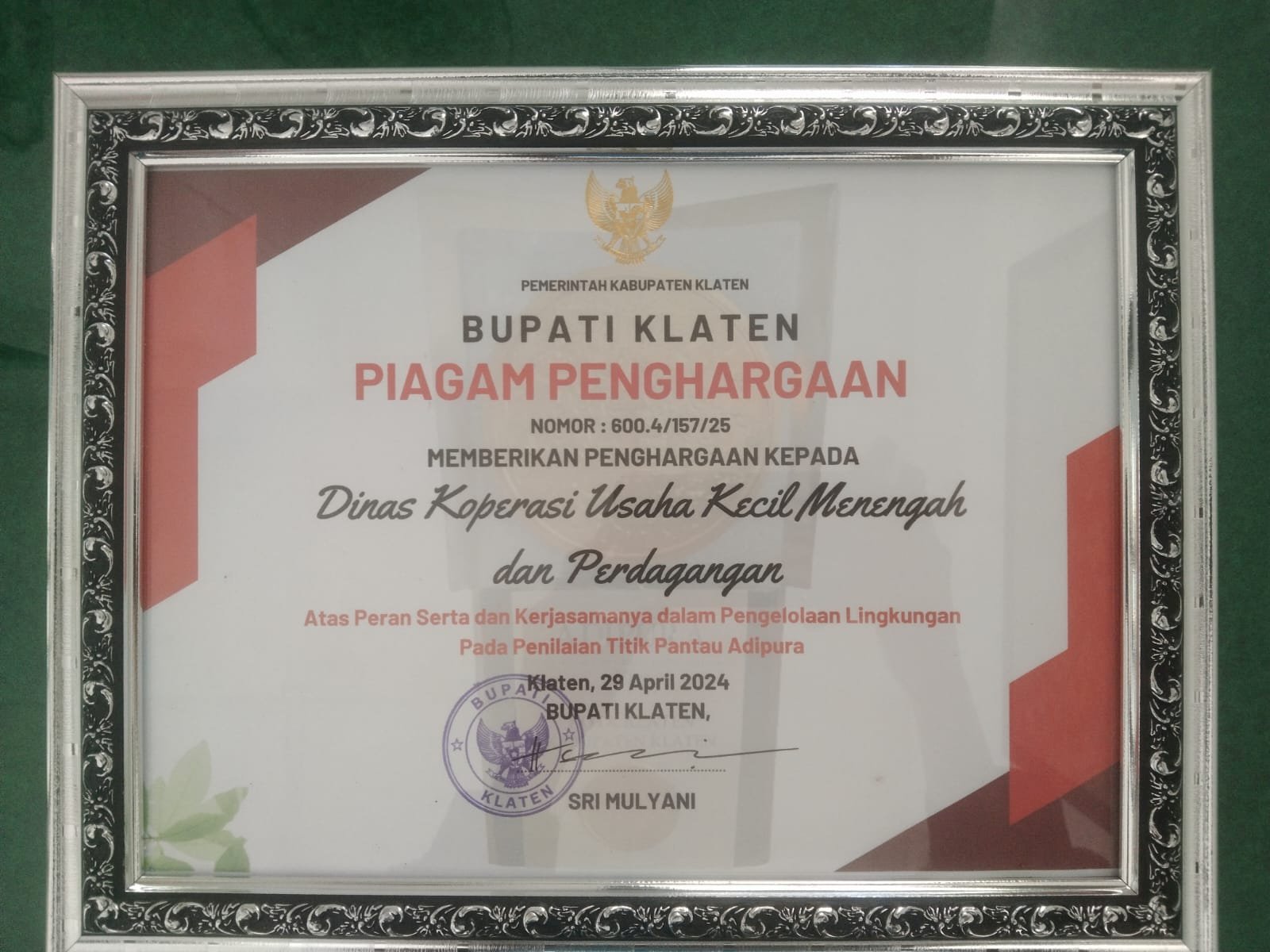 Dinas Koperasi Usaha Kecil Menengah dan Perdagangan Kabupaten Klaten (DKUKMP) menerima penghargaan dari Bupati Klaten