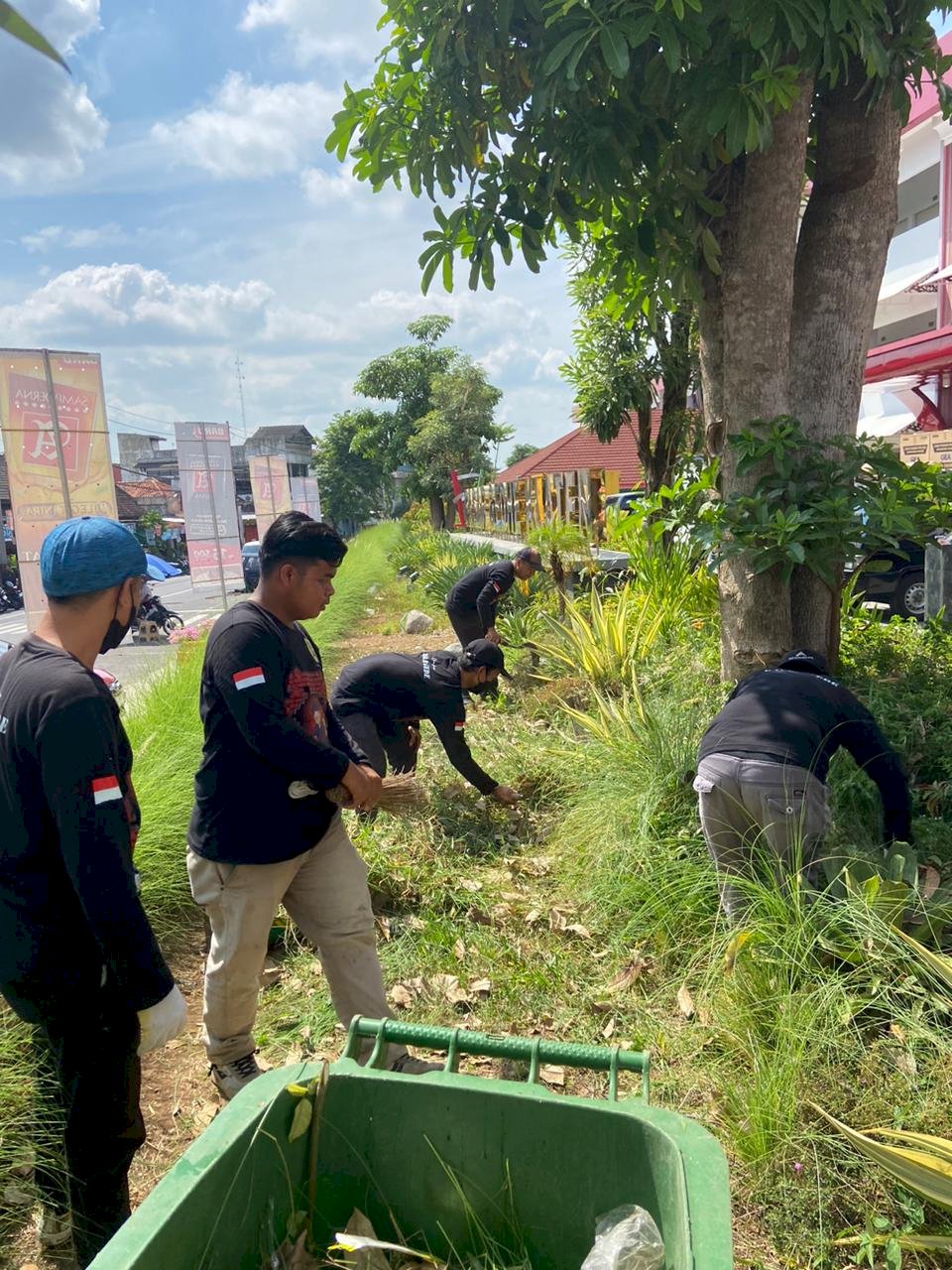 Kegiatan Kerja Bakti Pembersihan Lingkungan Pasar Gedhe Klaten