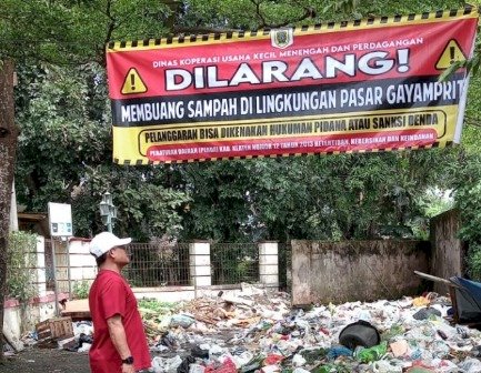 Penumpukan sampah di TPS Pasar Gayamprit