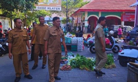 Penertiban dan pembinaan kepada para pedagang oprokan
