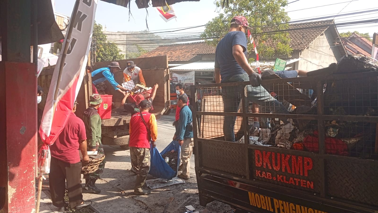 Pembersihan Massal Pasca-Kebakaran Pasar Sidoharjo